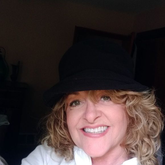 Meet your Posher, Cindy - Picture 1 of 1